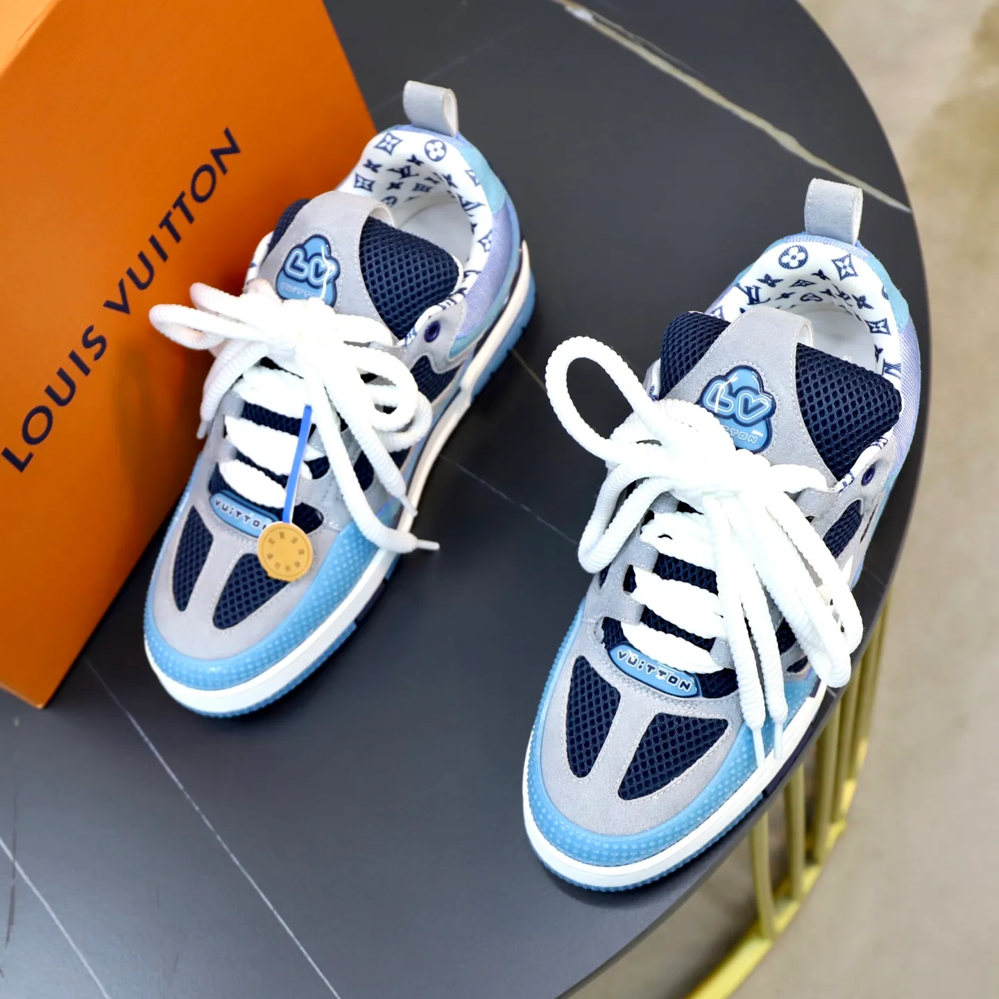 Ex-factory price: 860💰LV Couple👫Louis Vuitton TRAINER sneakers classic Louis Vuitton men's artistic director Virgil Abloh picked inspiration to create this LV Trainer sneaker. Yingze crystal inlays present a colorful effect. VS can be matched with two gorgeous effect colors. The LV letter logo badge on the tongue is gorgeous and noble. The LV letter is decorated on the side. The outsole is decorated with a Monogram flower pattern. It shows the trend of elegance and nobility! Men's and women's models: 35-46